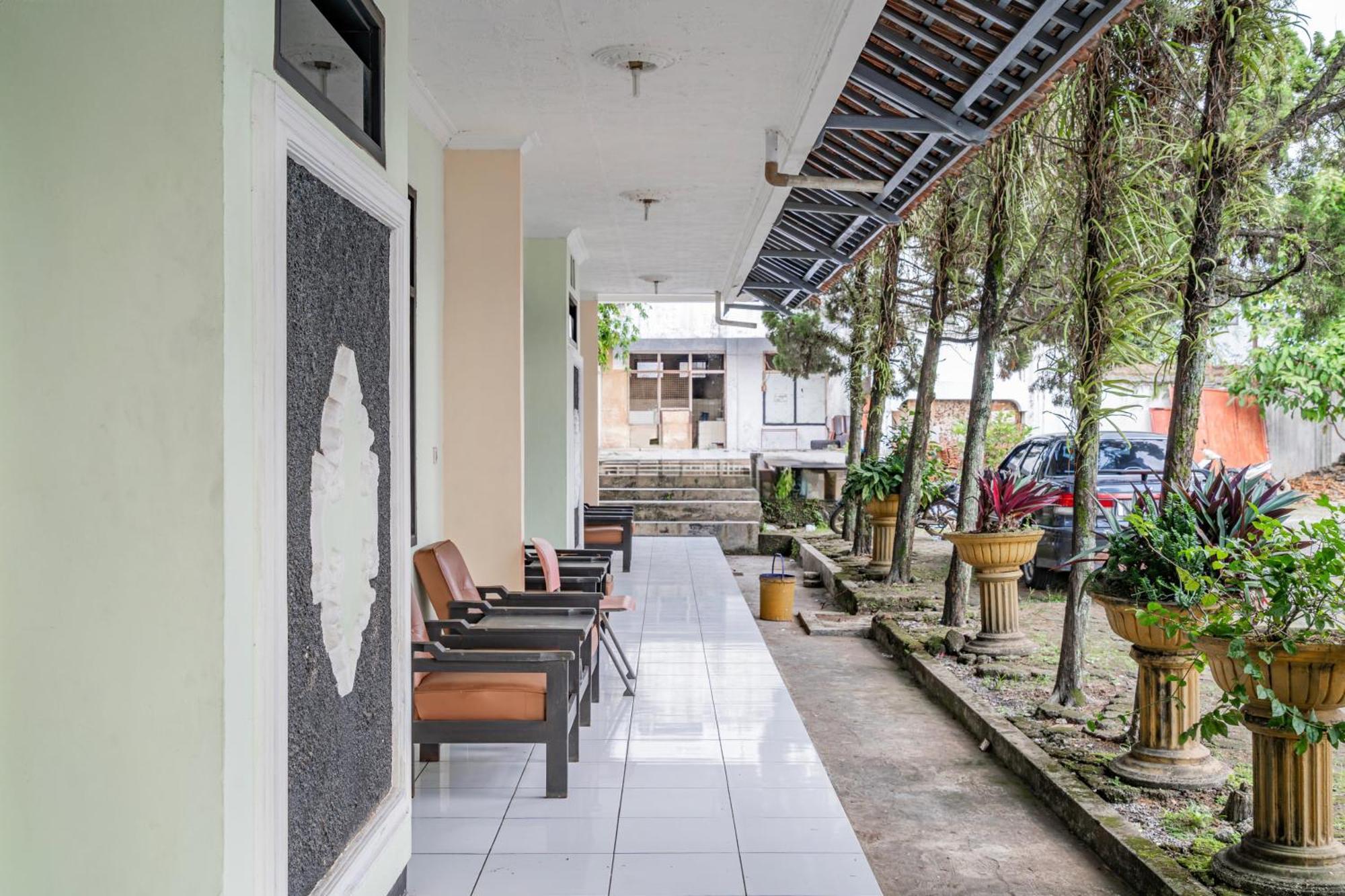 Collection O Tasikmalaya Near Stadium Wiradadaha Formerly Hotel Abadi Exterior foto